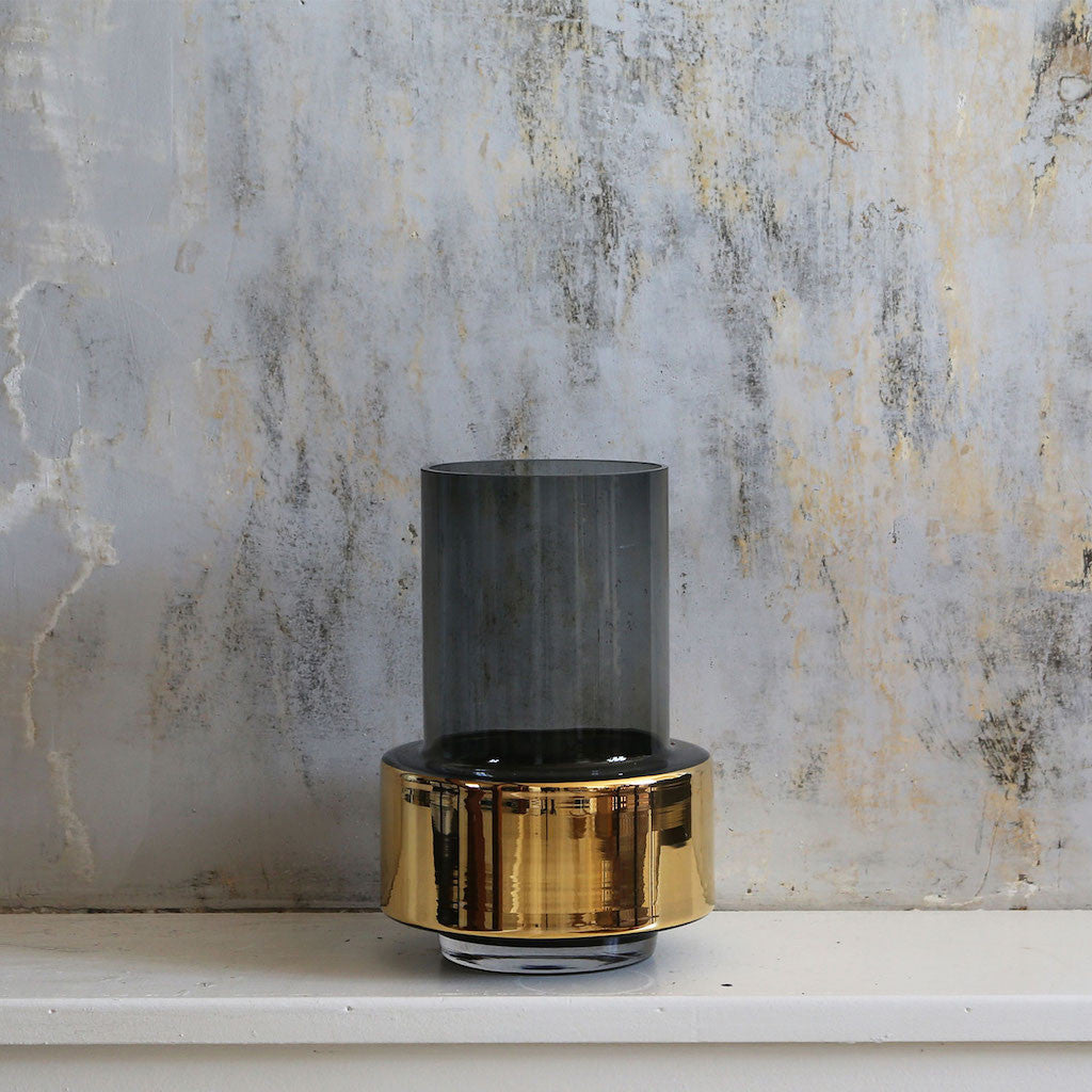Vase in rauchgrau und gold von Ro design